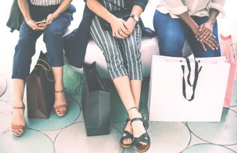 frauengruppe beim shoppen