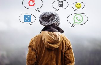 mensch mit gedankenblasen